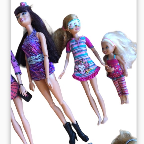 Set of 16 Barbies plus Wardrobe & Accessories - Picture 12 of 15